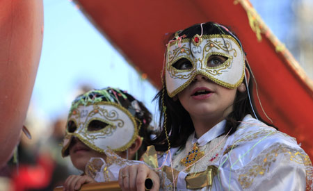 Revellers attend the 125th Nice carnival in south French city Nice, Feb. 22, 2009. Started on Feb. 13, the carnival will last to March 1.[Zhang Yuwei/Xinhua]