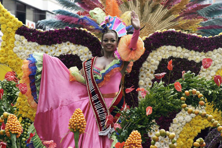 A reveller perform in the Ambato carnival in Ambato of Ecuador, Feb. 22, 2009. The carnival in Ambato kicked off on Sunday.[Henry Lapo/Xinhua]