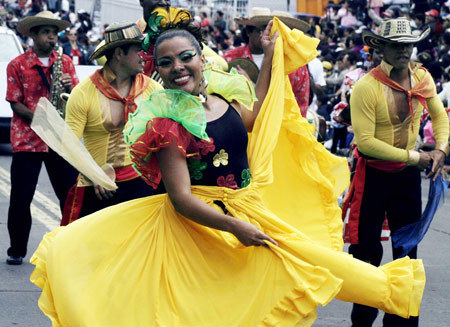 Revellers attend the Ambato carnival in Ambato of Ecuador, Feb. 22, 2009. The carnival in Ambato kicked off on Sunday.[Henry Lapo/Xinhua]