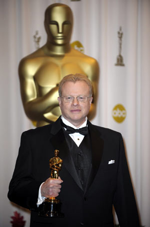  Greg Cannom holds up his trophy for best makeup of the 81st Academy Awards for 'The Curious Case of Benjamin Button' at the Kodak Theater in Hollywood, California, the United States, Feb. 22, 2009. [Qi Heng/Xinhua]