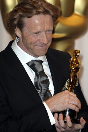 Anthony Dod Mantle holds up his trophy for best cinematography of the 81st Academy Awards for 'Slumdog Millionaire' at the Kodak Theater in Hollywood, California, the United States, Feb. 22, 2009. [Qi Heng/Xinhua]