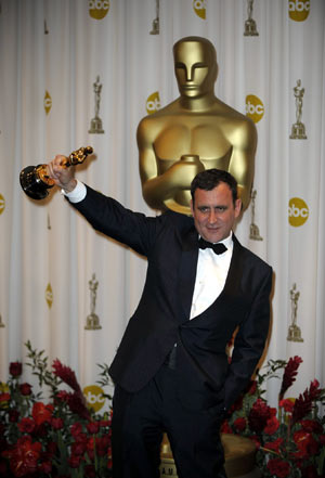 Michael O'Connor holds up his trophy for best costume design of the 81st Academy Awards for 'The Duchess' at the Kodak Theater in Hollywood, California, the United States, Feb. 22, 2009.[Qi Heng/Xinhua]