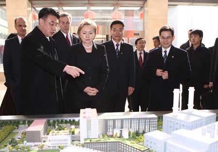 U.S. Secretary of State Hillary Clinton (4th L) visits the Beijing Taiyanggong Gas-fueled Thermal Power Co., Ltd. (Taiyanggong Power Plant) of the Beijing Energy Investment Co., Ltd. in Beijing, capital of China, Feb. 21, 2009. [Xing Guangli/Xinhua] 