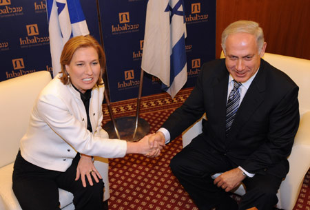 Israeli center-right Likud party leader Benjamin Netanyahu (R) meets with Israeli Foreign Minister and centrist Kadima party chairwoman Tzipi Livni for talks on forming the coalition government in Jerusalem, Feb. 22, 2009.(Xinhua/Yin Bogu)