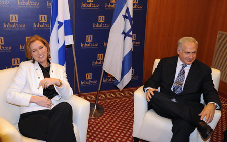 Israeli center-right Likud party leader Benjamin Netanyahu (R) meets with Israeli Foreign Minister and centrist Kadima party chairwoman Tzipi Livni for talks on forming the coalition government in Jerusalem, Feb. 22, 2009.(Xinhua/Yin Bogu)