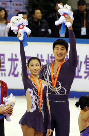 China's Zhang Dan/Zhang Hao (R) greets the audience during the awarding ceremony for the pairs final of figure skating in the 24th World Winter Universiade at Harbin International Conference, Exhibition and Sports Center Gym in Harbin, capital of northeast China's Heilongjiang Province, Feb. 22, 2009. Zhang Dan/Zhang Hao won the title of the event with a total of 195.32 points. (Xinhua/Li Yong)