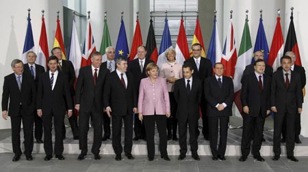 German Chancellor Angela Merkel (C) pose with European leaders for a family picture after a meeting in the Chancellery in Berlin, February 22, 2009. European leaders met in Berlin on Sunday to agree a common stance on overhauling global financial rules but their summit risked being overshadowed by concerns about the fragility of euro zone and eastern European states.[Xinhua]