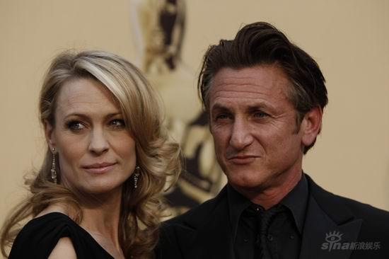 Sean Penn, nominated for an Oscar for best actor in a leading role for his work in 'Milk,' and his wife Robin Wright Penn arrive for the 81st Academy Awards Sunday, Feb. 22, 2009, in the Hollywood section of Los Angeles.