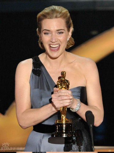 Kate Winslet holds her Oscar for best actress for her role in 'The Reader' during the 81st Academy Awards in Hollywood, California February 22, 2009. 