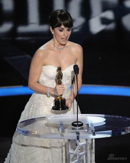 Penelope Cruz holds the Oscar for best supporting actress for her role in 'Vicky Christina Barcelona' during the 81st Academy Awards in Hollywood, California February 22, 2009.