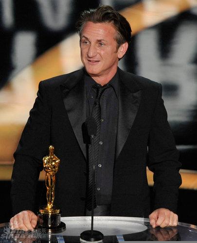 Sean Penn accepts his Oscar for best actor for his role in 'Milk' during the 81st Academy Awards in Hollywood, California February 22, 2009. 