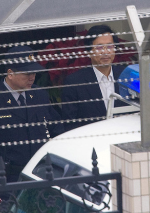 Former Taiwan leader Chen Shui-bian (R) leaves for the Taipei District Court from the Tucheng Dentention Centre in Taipei County February 24, 2009. [China Daily/Agencies] 