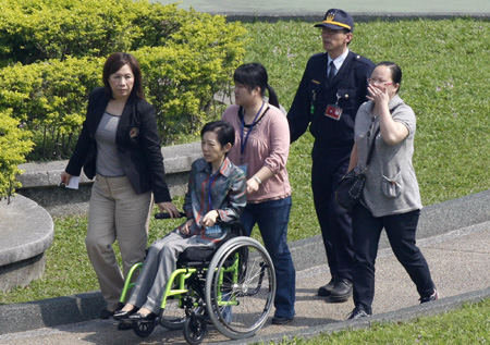 Wu Shu-jen (in wheelchair) arrives to visit her husband, former Taiwan leader Chen Shui-bian, at the Tucheng Dentention Centre, February 23, 2009. [China Daily/Agencies] 