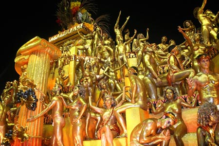 Dancers perform during the samba parade in Rio de Janeiro, southeast Brazil, Feb. 22, 2009. The special samba group with Brazil's top 12 samba teams began performing during the annual Rio Carnaval in Rio de Janeiro.[Zhang Chuanqi/Xinhua]