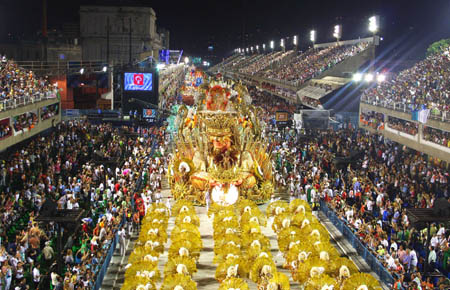 Dancers perform during the samba parade in Rio de Janeiro, southeast Brazil, Feb. 22, 2009. The special samba group with Brazil's top 12 samba teams began performing during the annual Rio Carnaval in Rio de Janeiro.[Zhang Chuanqi/Xinhua]