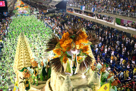 Dancers perform during the samba parade in Rio de Janeiro, southeast Brazil, Feb. 22, 2009. The special samba group with Brazil's top 12 samba teams began performing during the annual Rio Carnaval in Rio de Janeiro.[Zhang Chuanqi/Xinhua] 