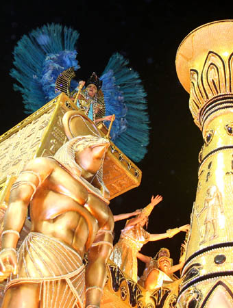 A dancer performs during the samba parade in Rio de Janeiro, southeast Brazil, Feb. 22, 2009. The special samba group with Brazil's top 12 samba teams began performing during the annual Rio Carnaval in Rio de Janeiro.[Zhang Chuanqi/Xinhua]