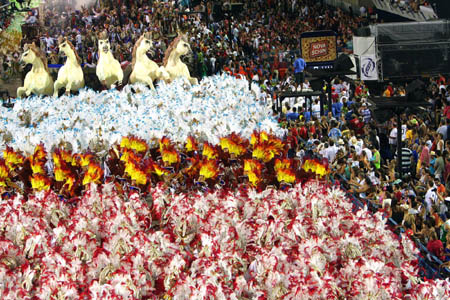  Dancers perform during the samba parade in Rio de Janeiro, southeast Brazil, Feb. 22, 2009. The special samba group with Brazil's top 12 samba teams began performing during the annual Rio Carnaval in Rio de Janeiro.[Zhang Chuanqi/Xinhua]