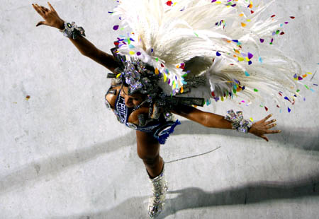 A dancer performs during the samba parade in Rio de Janeiro, southeast Brazil, Feb. 22, 2009. The special samba group with Brazil's top 12 samba teams began performing during the annual Rio Carnaval in Rio de Janeiro.[Zhang Chuanqi/Xinhua]