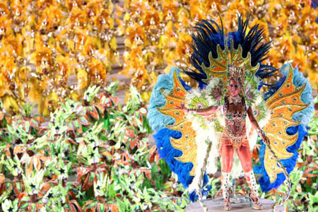 Dancers perform during the samba parade in Rio de Janeiro, southeast Brazil, Feb. 22, 2009. The special samba group with Brazil's top 12 samba teams began performing during the annual Rio Carnaval in Rio de Janeiro.[Zhang Chuanqi/Xinhua] 