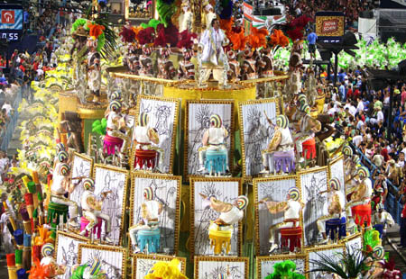 Dancers perform during the samba parade in Rio de Janeiro, southeast Brazil, Feb. 22, 2009. The special samba group with Brazil's top 12 samba teams began performing during the annual Rio Carnaval in Rio de Janeiro.[Zhang Chuanqi/Xinhua] 