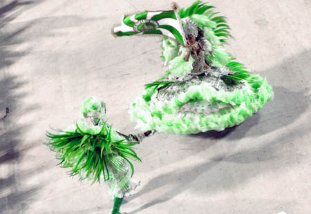 Dancers perform during the samba parade in Rio de Janeiro, southeast Brazil, Feb. 22, 2009. The special samba group with Brazil's top 12 samba teams began performing during the annual Rio Carnaval in Rio de Janeiro.[Zhang Chuanqi/Xinhua]