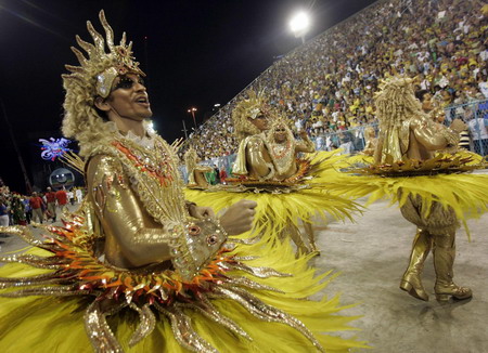  Revellers from Grande Rio samba school dance during the Carnival parade in Rio de Janeiro's Sambadrome February 22, 2009. [China Daily/Agencies] 