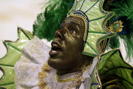  A reveller from Imperio Serrano samba school participates in the first night of the Carnival parade in Rio de Janeiro's Sambadrome February 22, 2009. [China Daily/Agencies]