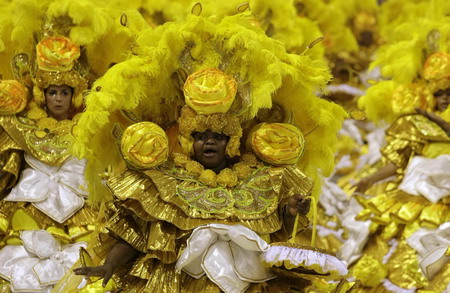  Revellers of Mocidade samba school dance during the first night of the Carnival parade in Rio de Janeiro's Sambadrome, early February 23, 2009. [China Daily/Agencies]