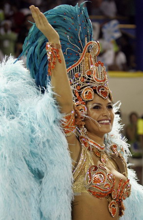 Drum Queen Natalia Guimaraes of Vila Isabel samba school dances during the first night of the Carnival parade in Rio de Janeiro's Sambadrome February 22, 2009. [China Daily/Agencies]