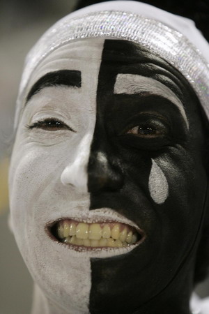 A reveller of Vila Isabel samba school participates in the first night of the Carnival parade in Rio de Janeiro's Sambadrome February 22, 2009. [China Daily/Agencies]