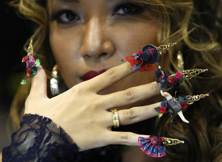 A contestant displays her wild west themed nails before a nail art competition the BeautyAsia expo in Singapore Feb. 23, 2009. [Xinhua/Reuters]