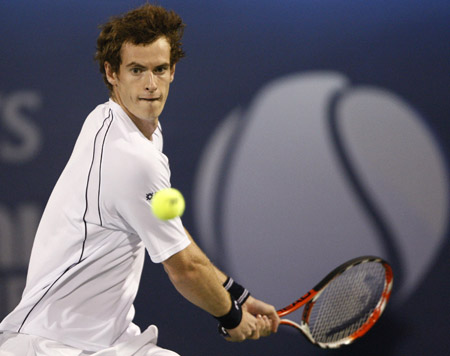 Andy Murray of Britain returns the ball to Sergiy Stakhovsky of Ukraine during their match at the ATP Dubai Tennis Championships Feb. 23, 2009. [Xinhua/Reuters] 