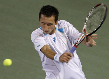 Sergiy Stakhovsky of Ukraine returns the ball to Andy Murray of Britain during their match at the ATP Dubai Tennis Championships Feb. 23, 2009.[Xinhua/Reuters]