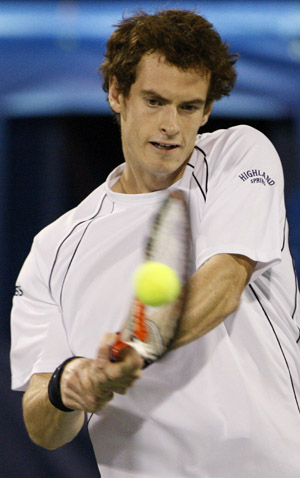 Andy Murray of Britain returns the ball to Sergiy Stakhovsky of Ukraine during their match at the ATP Dubai Tennis Championships Feb. 23, 2009. [Xinhua/Reuters]