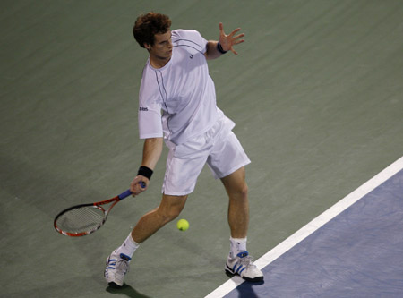 Andy Murray of Britain returns the ball to Sergiy Stakhovsky of Ukraine during their match at the ATP Dubai Tennis Championships Feb. 23, 2009.[Xinhua/Reuters]