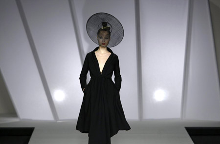 A model presents a creation by Juanjo Oliva during the Pasarela Cibeles Autumn/Winter 09-10 fashion week in Madrid Feb. 23, 2009. [Xinhua/Reuters]