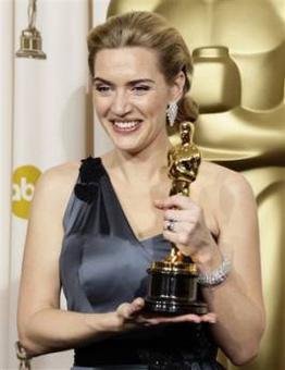 British actress Kate Winslet holds the Oscar for best actress for her work in 'The Reader' during the 81st Academy Awards Sunday, Feb. 22, 2009, in the Hollywood section of Los Angeles.[Matt Sayles/CCTV/AP Photo]