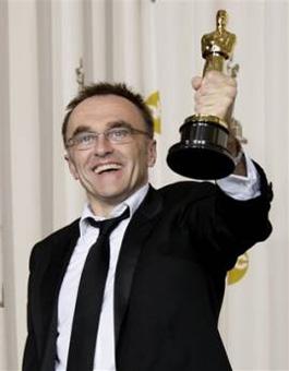British director Danny Boyle holds the Oscar for best director for his work on 'Slumdog Millionaire' during the 81st Academy Awards Sunday, Feb. 22, 2009, in the Hollywood section of Los Angeles. [Matt Sayles/CCTV/AP Photo]