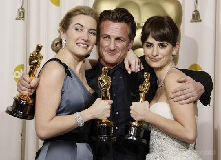 British actress Kate Winslet (L), best actress winner for 'The Reader,' Sean Penn (C), best actor winner for 'Milk,' and Spanish actress Penelope Cruz, best supporting actress winner for 'Vicky Cristina Barcelona,' pose with their Oscars backstage at the 81st Academy Awards. [Sina.com.cn]