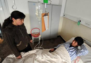 A miner injured in the accident rests in a hospital in north China&apos;s Shanxi Province Feb. 23, 2009. The death toll of the coal mine blast rose to 74 as of 6 p.m. Sunday after one body was retrieved from the shaft, the rescue headquarters said.[Jin Liangkuai/Xinhua] 