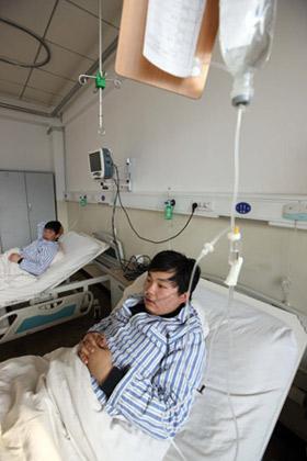 Miners injured in the accident receive treatment in a hospital in north China's Shanxi Province Feb. 23, 2009. [Gao Xueyu/Xinhua] 