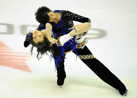 China's Guojia Meimei (front) dances with her partner Meng Fei during the free dance event for Ice Dancing at the 24th World Winter Universiade in Harbin, capital city of northeast China's Heilongjiang Province, Feb. 23, 2009. (Xinhua/Liu Dawei)