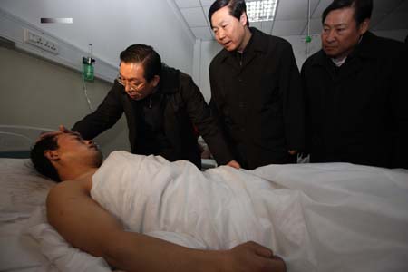 Luo Lin (1st L, rear), head of the State Administration of Work Safety, Zhao Tiechui (R, rear), head of the State Bureau of Coal Industry, and Zhang Baoshun (C, rear), the Provincial Communist Party Committee chief, talk with a miner injured during the accident at a hospital Gujiao City, north China&apos;s Shanxi Province, Feb. 22, 2009. The death toll in the coal mine blast has risen to 73 at 3:00 p.m. local time (0700GMT) Sunday, according to rescuers. The accident occurred at 2:17 a.m. Sunday at the Tunlan Coal Mine of Shanxi Coking Coal Group, when 436 miners were working underground. (Xinhua/Jin Liangkuai) 