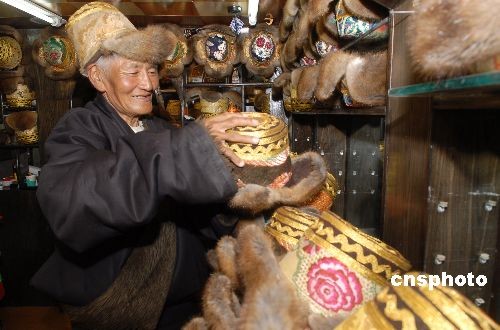 The Tibetan New Year is on the way. On February 22, this 65-year-old Tibetan was choosing a new hat in a shop in Lhasa. Present living conditions in Tibet allow more and more people to enjoy comfortable lives well in to their old age.