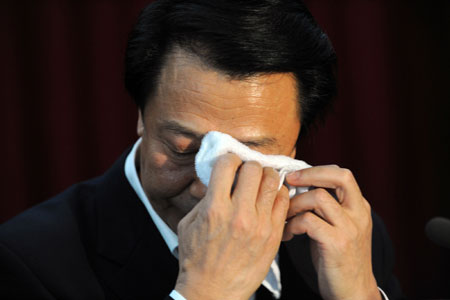 Governor of Shanxi Province Wang Jun wipes tear as he makes an apology to victims and their families over the gas blast at the Tunlan coal mine that left 74 people dead and 114 others injured, in Taiyuan, north China's Shanxi Province on Feb. 24, 2009. [Xinhua]