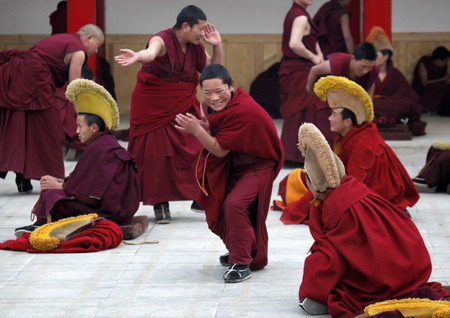 Tibetan monks take part in religious exercises at a monastery near Tongren, northwest China's Qinghai province February 24, 2009, a day before the ethnic Tibetan traditional new year, which varies from year to year and begins on Wednesday this year. [China Daily/Agencies]