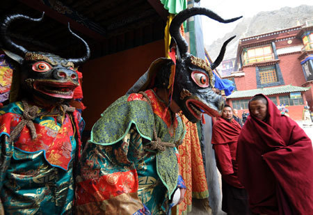 Monks in masks perform during the Lamaist devil dance ceremony at Tsurpu Monastery, about 70 kilometers of Lhasa, capital of southwest China's Tibet Autonomous Region, Feb. 23, 2009. [Chogo/Xinhua]