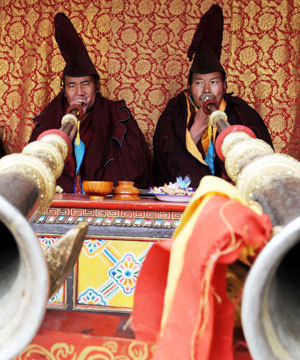 Monks blow bugles during the Lamaist devil dance ceremony at Tsurpu Monastery, about 70 kilometers of Lhasa, capital of southwest China's Tibet Autonomous Region, Feb. 23, 2009.[Chogo/Xinhua]