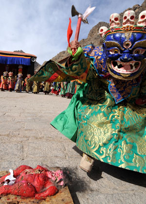 A monk 'kills' devil during the Lamaist devil dance ceremony at Tsurpu Monastery, about 70 kilometers of Lhasa, capital of southwest China's Tibet Autonomous Region, Feb. 23, 2009. [Chogo/Xinhua]